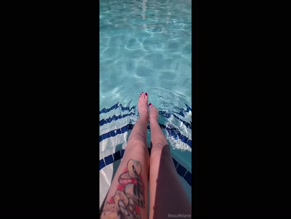 messymelanie sexy feet in pool