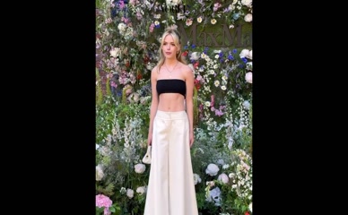Kiernan Shipka midriff exposure