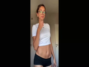 Fatalfemmee twerks in a crop top and shorts.