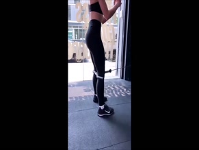 Sabrina Carpenter Ass Squats
