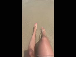 gorgeouspedi: Wet bare feet on beach