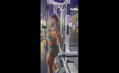 LatinaLight gym selfie cleavage ass