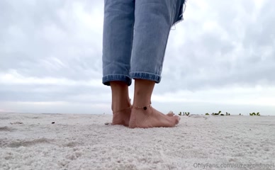 suzearchangel: Walking barefoot in sand, close up of feet