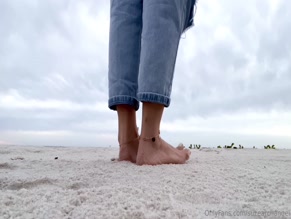 suzearchangel: Walking barefoot in sand, close up of feet