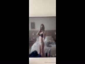 okiichloeo bra and panties cleavage and hip exposure