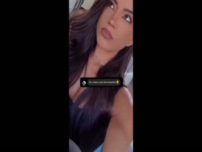 Leah Shutkever Cleavage Tease