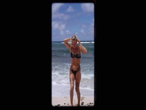 Anelaraiin showing off her hot body in a bikini