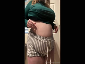 housecow Braless midriff exposure, stomach jiggle