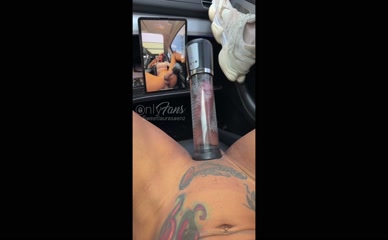 Sweetlaurasaenz pumping her clit in car.
