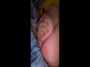 lollipopxo6669 masturbates in bed