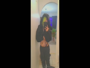 Siipirikko_free shows off her body in mirror selfie