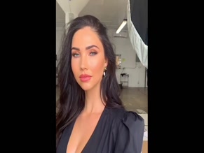 Jessica Green tits cleavage