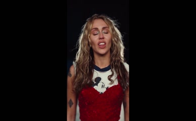 Miley Cyrus nipple slip