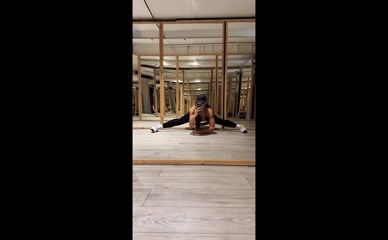 Leah Shutkever splits mirror selfie