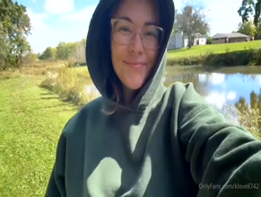 klove8742 outdoor boob flash