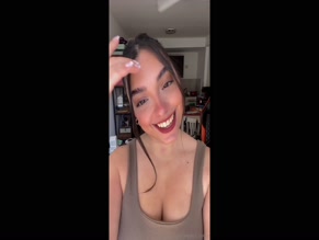 isabellacurvy:  cleavage tease