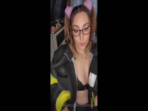 itsthiccchick showing her sexy cleavage