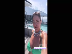 Lisa Snowdon bikini cleavage.