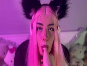 Meowkauwufree finger fucks her mouth.