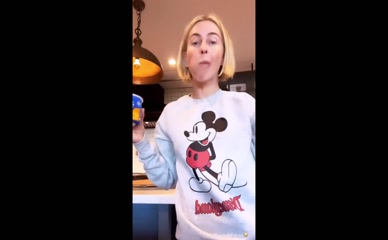 Julianne Hough's Mac & Cheese Tummy Flash