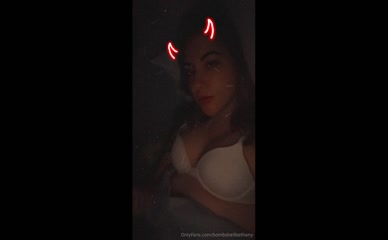 bombshellbethany: explicit cleavage and bra display