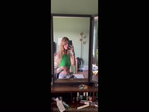 yavannaxkfree shows off her tits in a mirror selfie