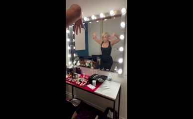 Hannah Waddingham cleavage reveal pre-show ritual