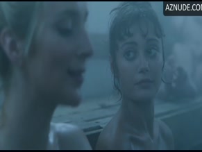 Ella Purnell bares breasts and pubic area in sauna