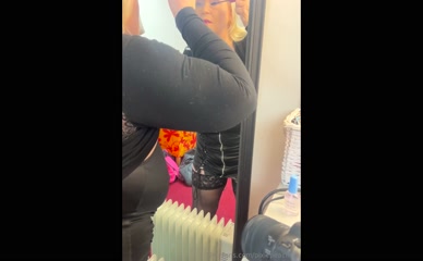 PixiePeachVIP's Cleavage and Stockings