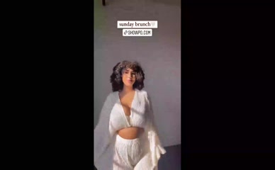 Katelyn Folasade cleavage midriff tease