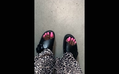 xxxquisitesoles: Hot Painted Toes In Sandals