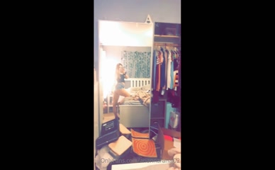 ariannaranai02 shows her ass in denim shorts