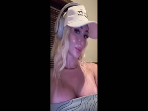 fitness-barbie deep cleavage
