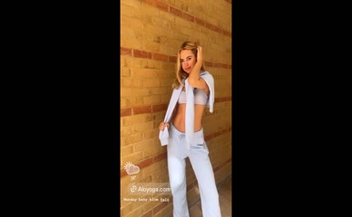 Kimberley Garner's abs and bra top in Alo Yoga fit