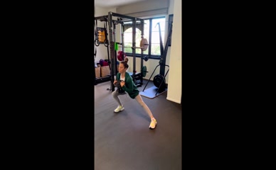 Jessica Biel Weighted Lunges Gym Workout