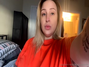 Brevilknievil Red Bra Reveal