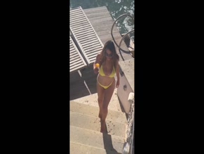 Elizabeth Hurley bikini body poolside.
