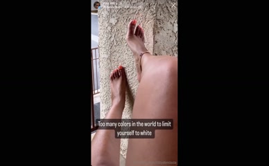 tittydondada: Exposed feet and legs