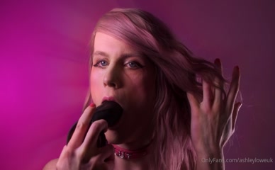 Ashleyloweuk Deepthroats a Dildo