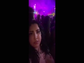 papasqrt deep cleavage tease