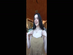 aellagirl showing her pretty boobs