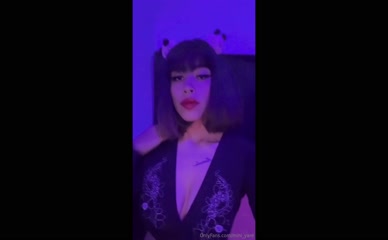yarepque deep cleavage display