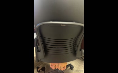 thefootdancer  bare feet wiggle office chair