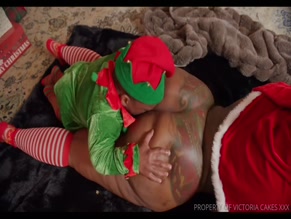 Victoriacakes Ass Fucks Elf Under Christmas Tree
