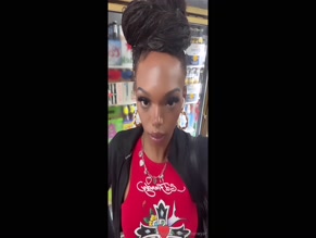 yomanwyae close-up cleavage reveal