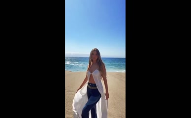 Hailee Steinfeld Beach Cleavage