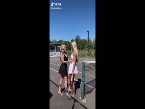ellouuxfree outdoor lesbian kiss