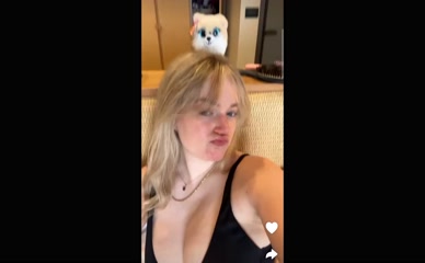 Sapphire Upshall cleavage tease