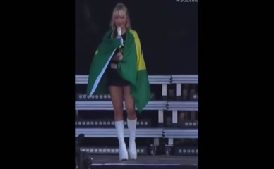 Sabrina Carpenter wardrobe malfunction