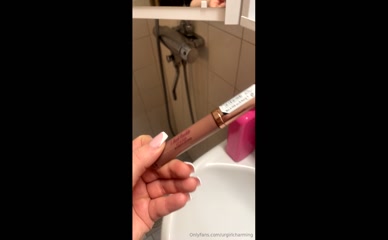 urgirlcharming I Heart Chocolate Lip Gloss Bathroom Selfie
